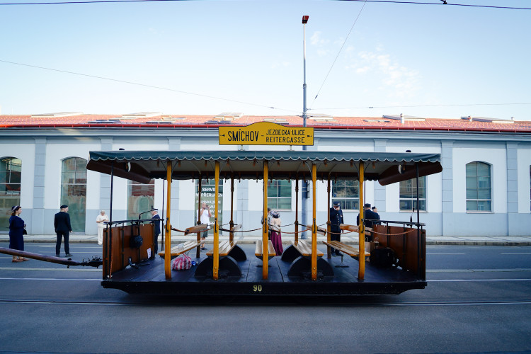 MHD v Praze slaví 150 let. Městem projel průvod tramvají