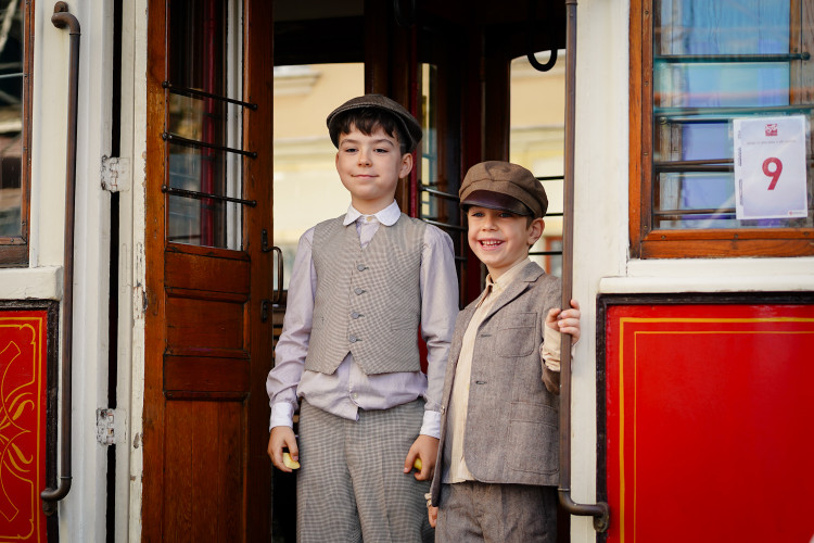 MHD v Praze slaví 150 let. Městem projel průvod tramvají