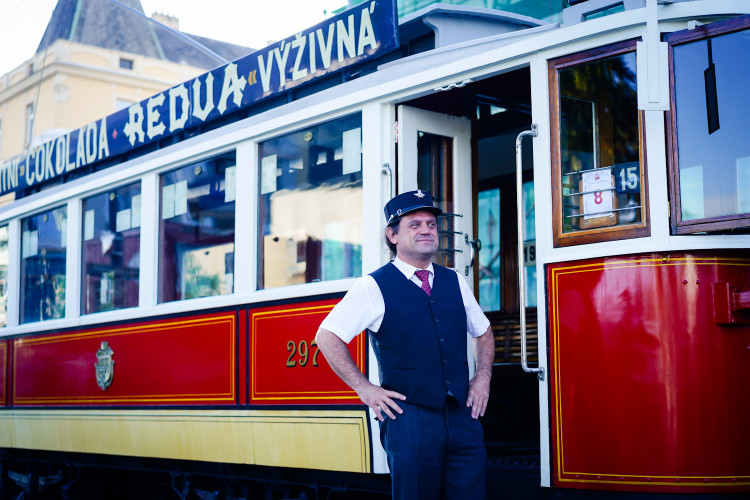 MHD v Praze slaví 150 let. Městem projel průvod tramvají