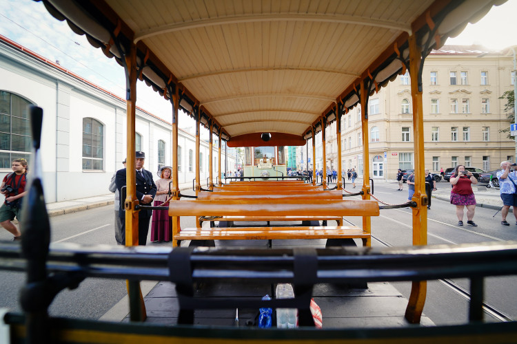 MHD v Praze slaví 150 let. Městem projel průvod tramvají