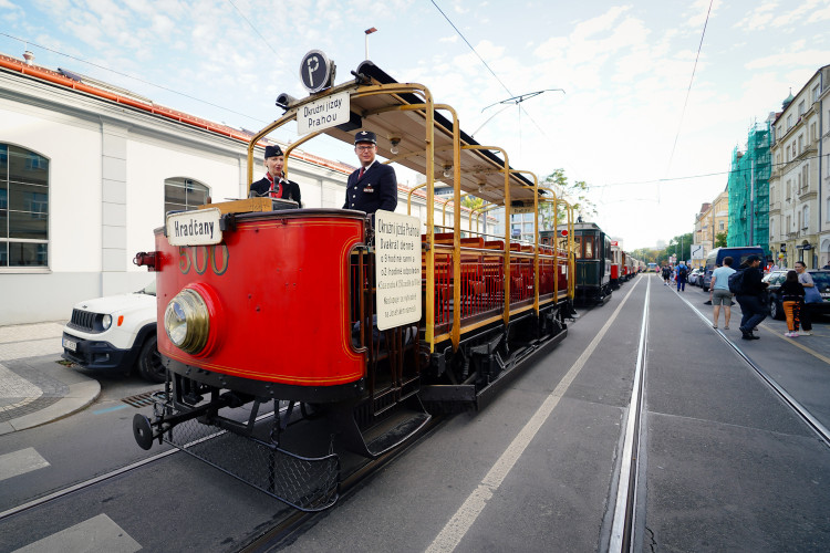 MHD v Praze slaví 150 let. Městem projel průvod tramvají