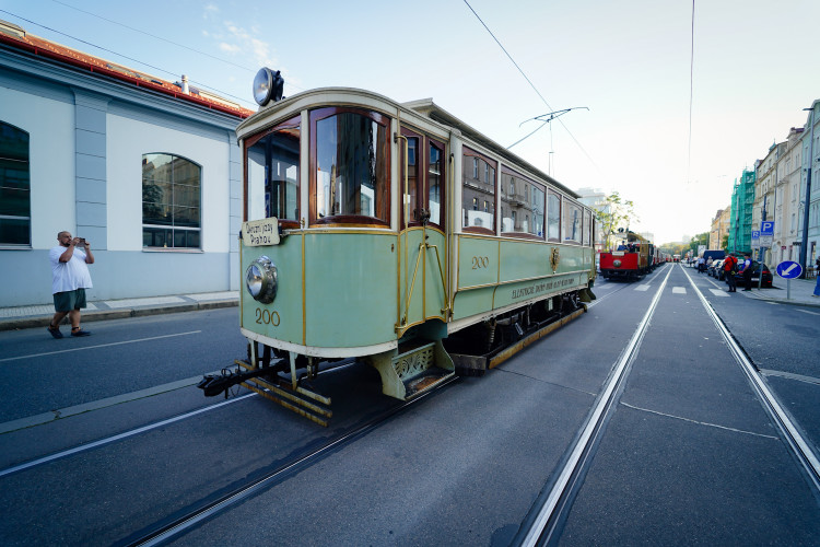 MHD v Praze slaví 150 let. Městem projel průvod tramvají