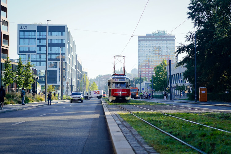MHD v Praze slaví 150 let. Městem projel průvod tramvají