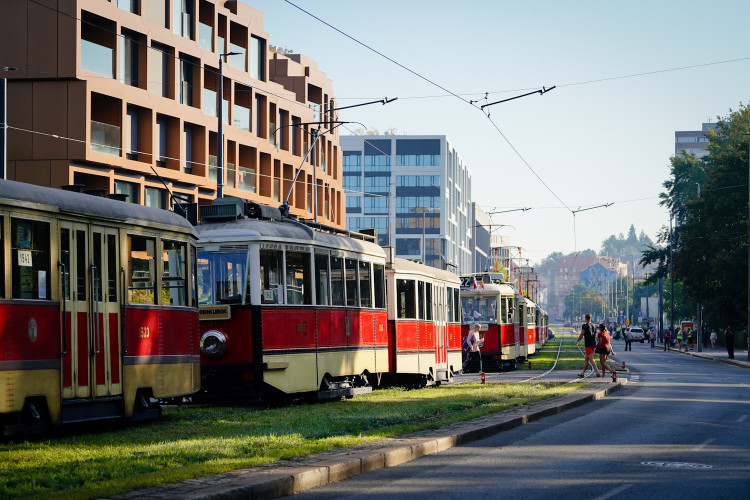 MHD v Praze slaví 150 let. Městem projel průvod tramvají