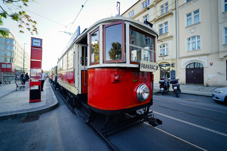 MHD v Praze slaví 150 let. Městem projel průvod tramvají