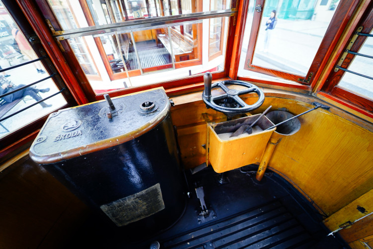 MHD v Praze slaví 150 let. Městem projel průvod tramvají