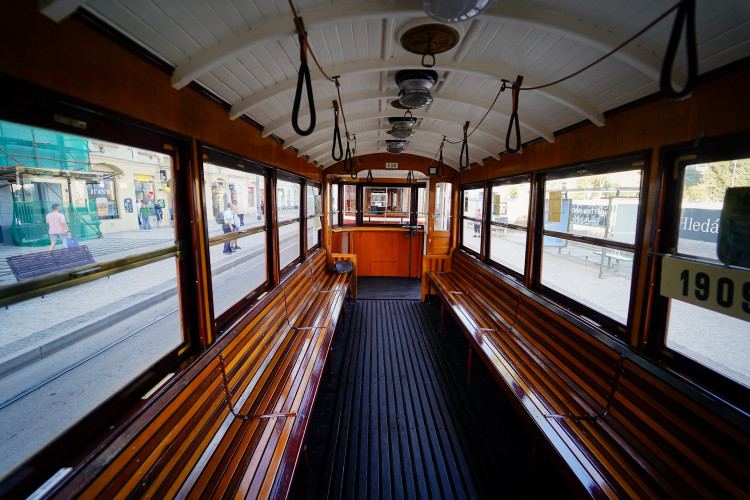 MHD v Praze slaví 150 let. Městem projel průvod tramvají