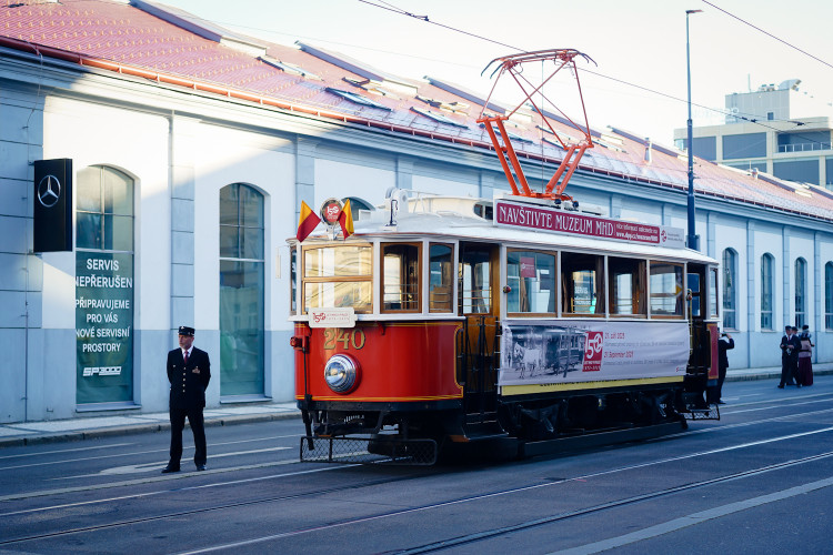 MHD v Praze slaví 150 let. Městem projel průvod tramvají