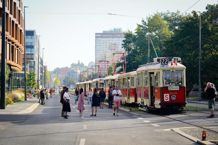 MHD v Praze slaví 150 let. Městem projel průvod tramvají