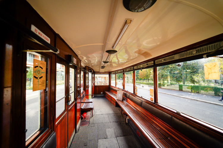 MHD v Praze slaví 150 let. Městem projel průvod tramvají