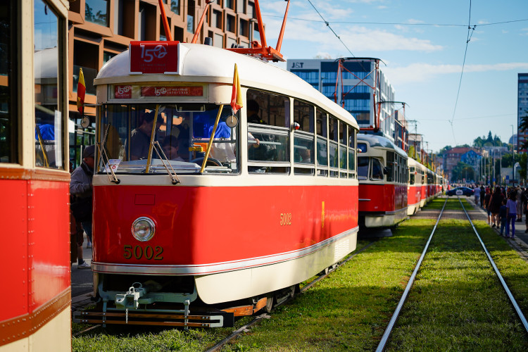 MHD v Praze slaví 150 let. Městem projel průvod tramvají