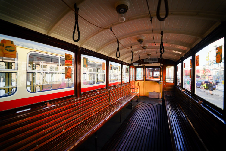 MHD v Praze slaví 150 let. Městem projel průvod tramvají