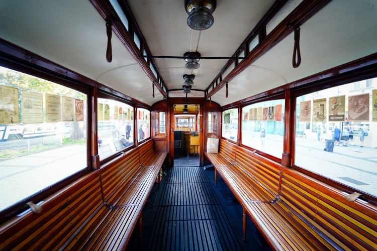 MHD v Praze slaví 150 let. Městem projel průvod tramvají