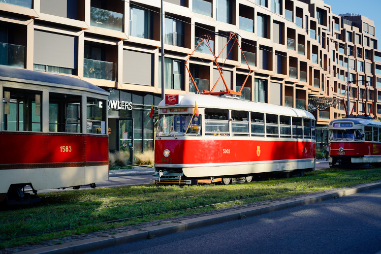 MHD v Praze slaví 150 let. Městem projel průvod tramvají