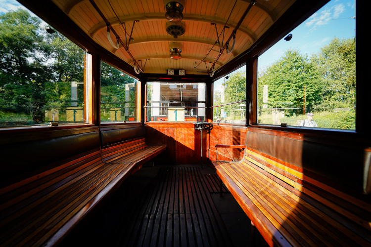 MHD v Praze slaví 150 let. Městem projel průvod tramvají