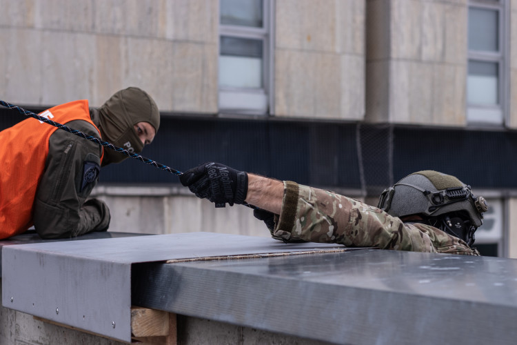 Slaňování, fast rope i první pomoc. Zásahovky zahájily mistrovství v IGY centru
