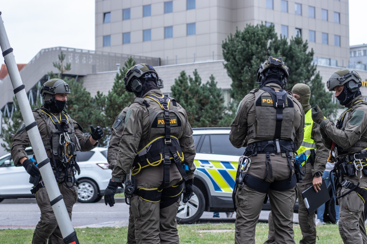 Slaňování, fast rope i první pomoc. Zásahovky zahájily mistrovství v IGY centru