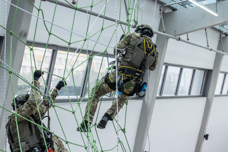 Slaňování, fast rope i první pomoc. Zásahovky zahájily mistrovství v IGY centru