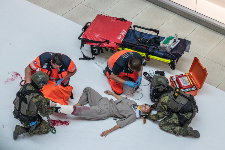 Slaňování, fast rope i první pomoc. Zásahovky zahájily mistrovství v IGY centru