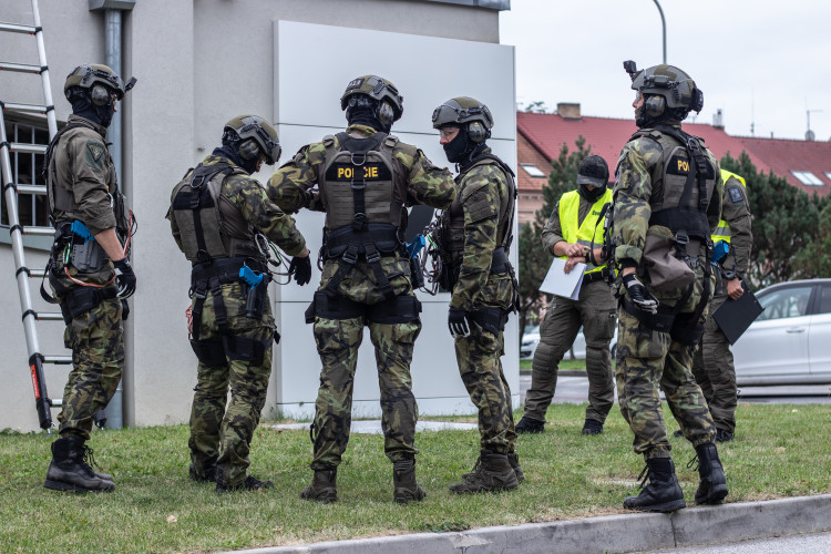Slaňování, fast rope i první pomoc. Zásahovky zahájily mistrovství v IGY centru