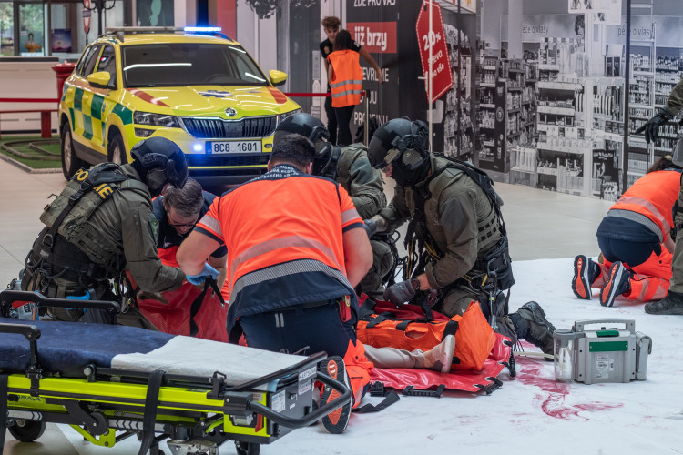 Slaňování, fast rope i první pomoc. Zásahovky zahájily mistrovství v IGY centru