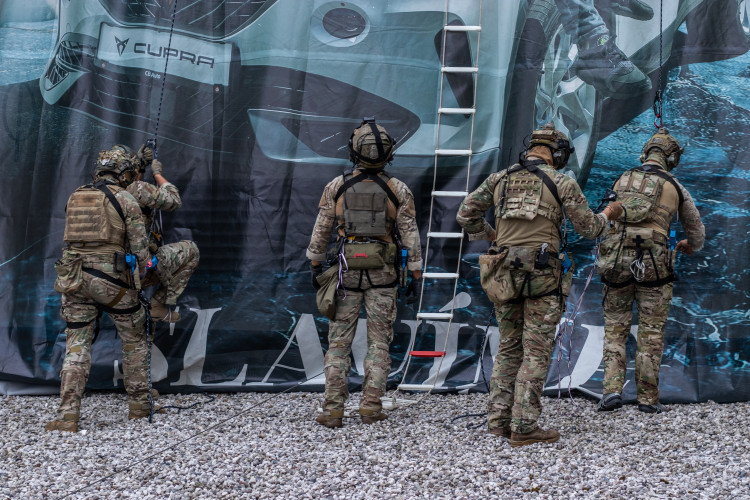 Slaňování, fast rope i první pomoc. Zásahovky zahájily mistrovství v IGY centru