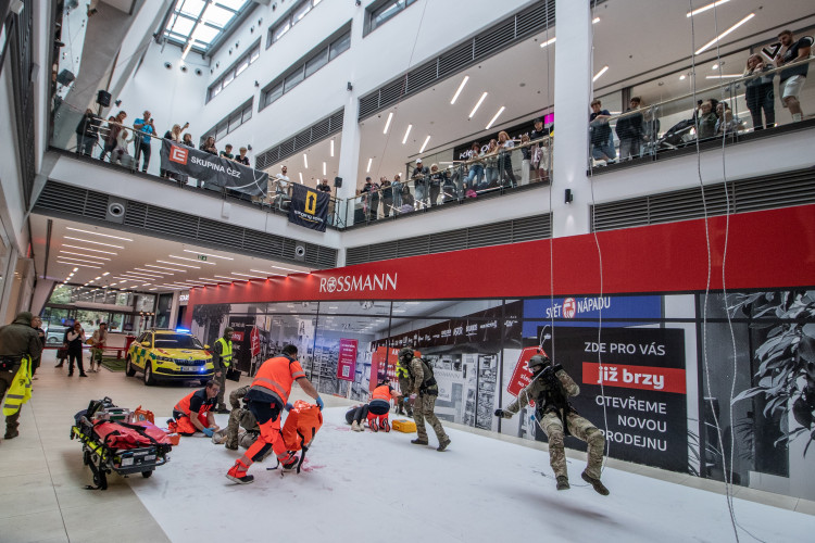 Slaňování, fast rope i první pomoc. Zásahovky zahájily mistrovství v IGY centru