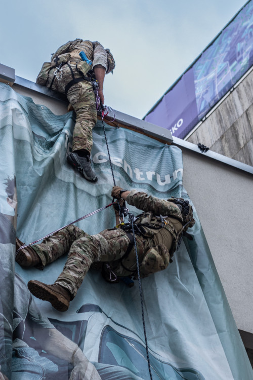 Slaňování, fast rope i první pomoc. Zásahovky zahájily mistrovství v IGY centru