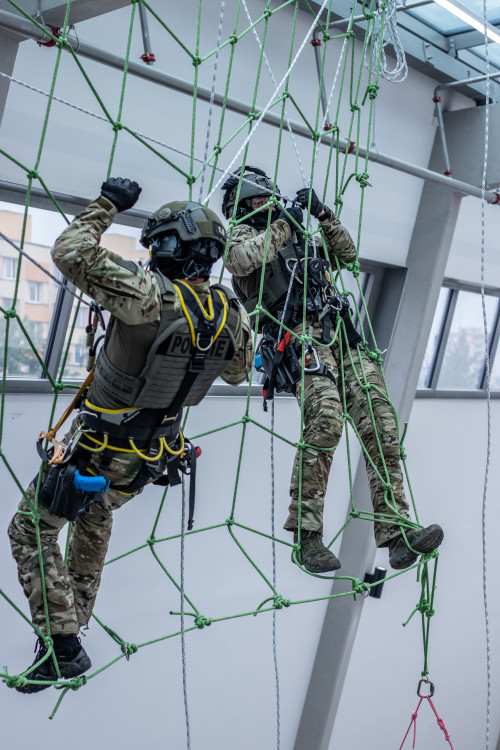 Slaňování, fast rope i první pomoc. Zásahovky zahájily mistrovství v IGY centru
