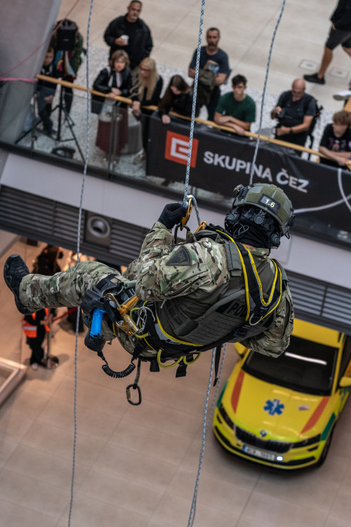 Slaňování, fast rope i první pomoc. Zásahovky zahájily mistrovství v IGY centru