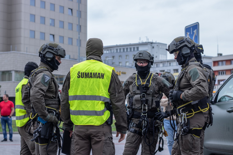Slaňování, fast rope i první pomoc. Zásahovky zahájily mistrovství v IGY centru