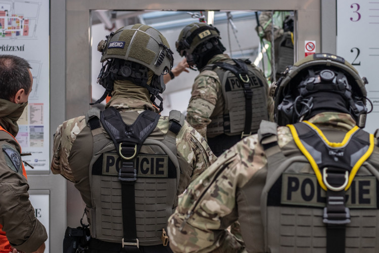 Slaňování, fast rope i první pomoc. Zásahovky zahájily mistrovství v IGY centru