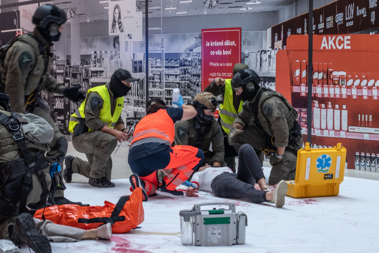 Slaňování, fast rope i první pomoc. Zásahovky zahájily mistrovství v IGY centru