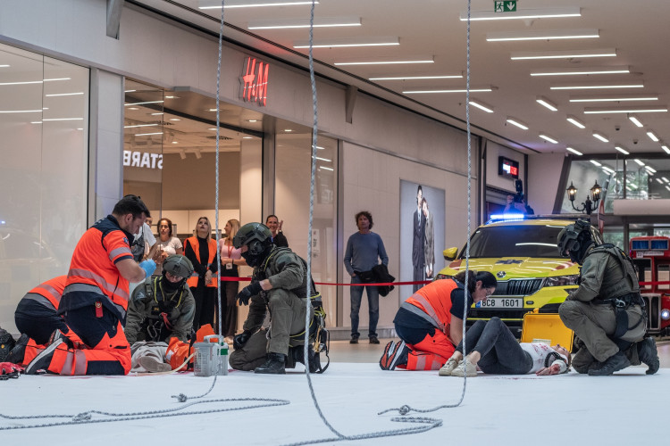 Slaňování, fast rope i první pomoc. Zásahovky zahájily mistrovství v IGY centru