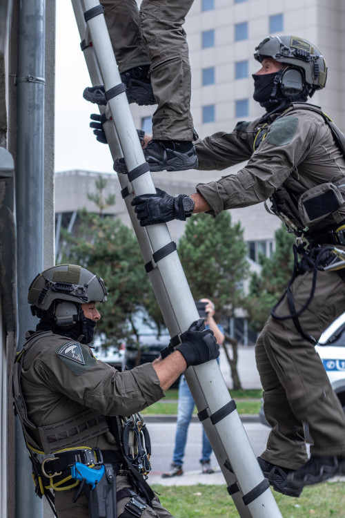 Slaňování, fast rope i první pomoc. Zásahovky zahájily mistrovství v IGY centru