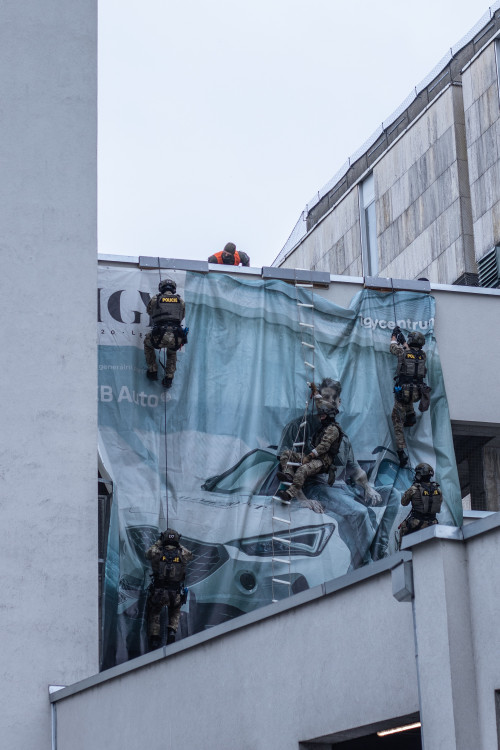 Slaňování, fast rope i první pomoc. Zásahovky zahájily mistrovství v IGY centru