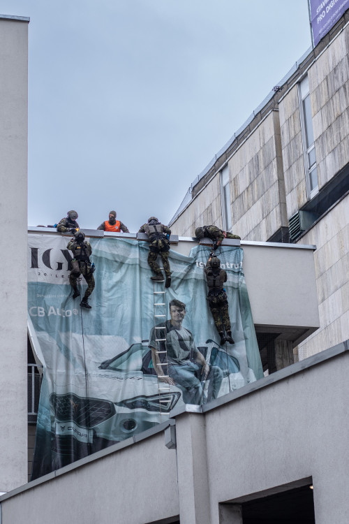 Slaňování, fast rope i první pomoc. Zásahovky zahájily mistrovství v IGY centru