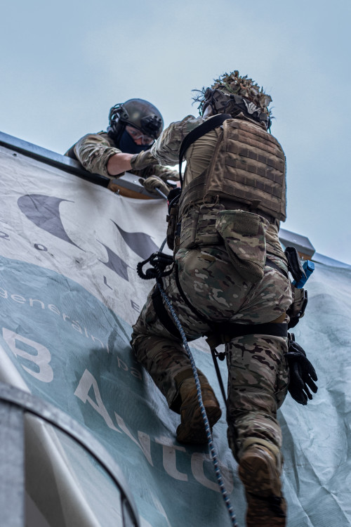 Slaňování, fast rope i první pomoc. Zásahovky zahájily mistrovství v IGY centru