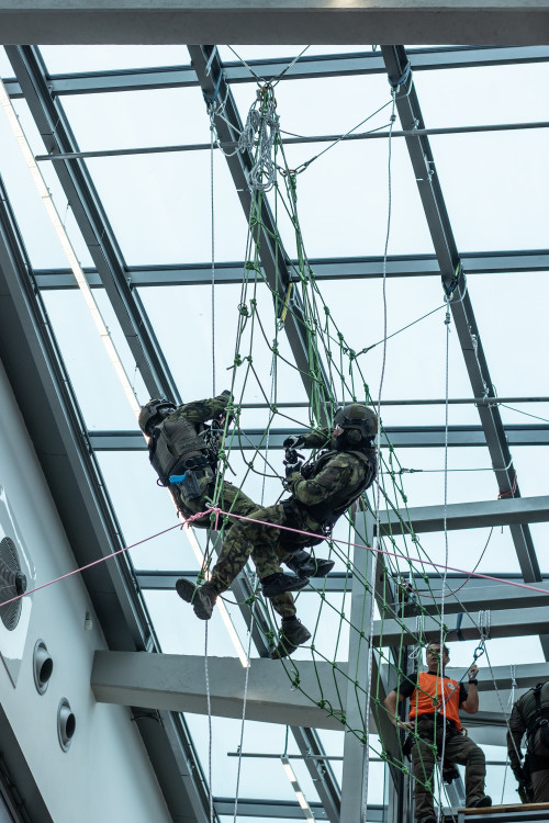 Slaňování, fast rope i první pomoc. Zásahovky zahájily mistrovství v IGY centru