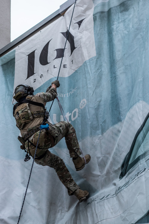 Slaňování, fast rope i první pomoc. Zásahovky zahájily mistrovství v IGY centru