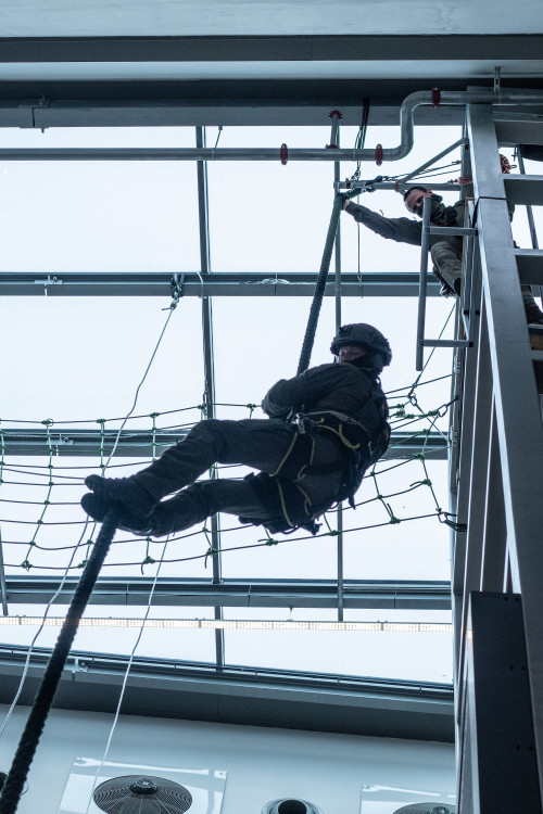 Slaňování, fast rope i první pomoc. Zásahovky zahájily mistrovství v IGY centru