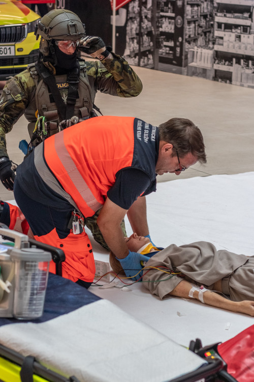 Slaňování, fast rope i první pomoc. Zásahovky zahájily mistrovství v IGY centru