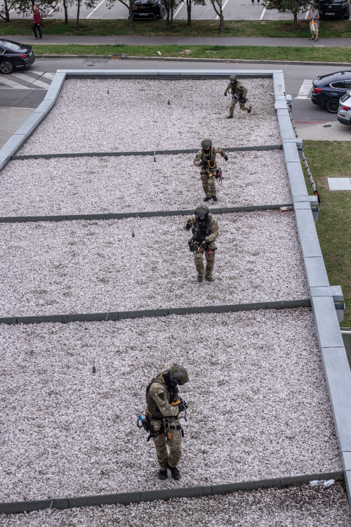 Slaňování, fast rope i první pomoc. Zásahovky zahájily mistrovství v IGY centru