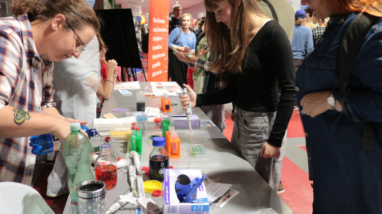 FOTO: Noc vědců v Brně navštívily stovky lidí, nejčastěji rodiny s dětmi