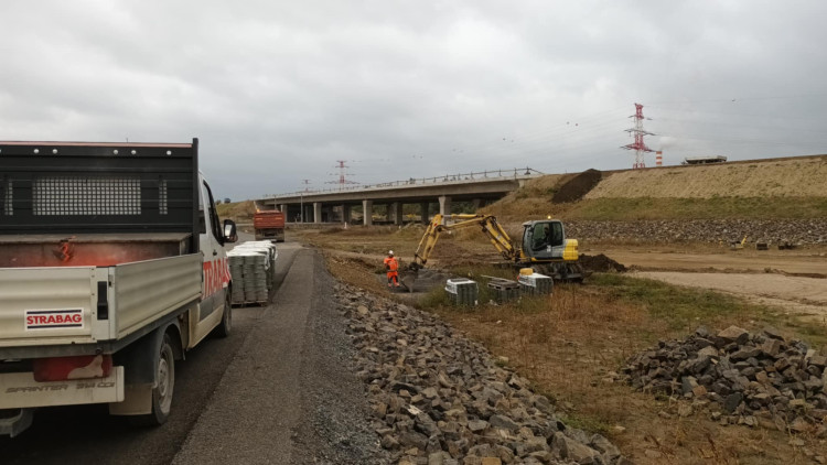 FOTOGALERIE: D1 okolo Přerova roste jako z vody