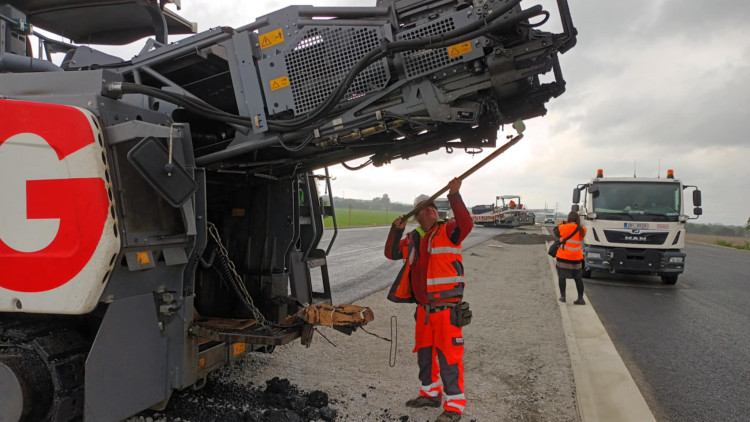 FOTOGALERIE: D1 okolo Přerova roste jako z vody