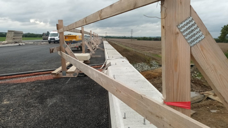 FOTOGALERIE: D1 okolo Přerova roste jako z vody