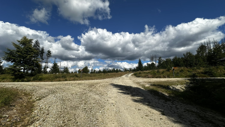 Na této křižovatce půjdete rovně směrem na Schachtenhaus a Gsenget