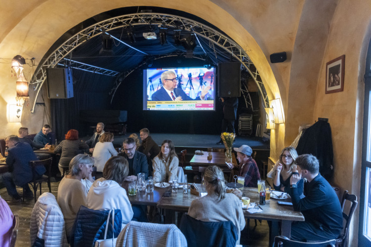 FOTOGALERIE: Výsledky voleb pod drobnohledem. SPOLU mělo štáb i v Olomouci