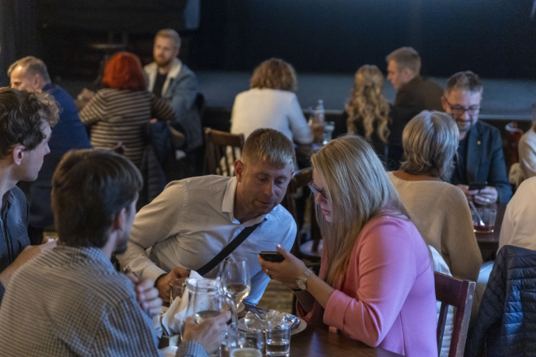 FOTOGALERIE: Výsledky voleb pod drobnohledem. SPOLU mělo štáb i v Olomouci